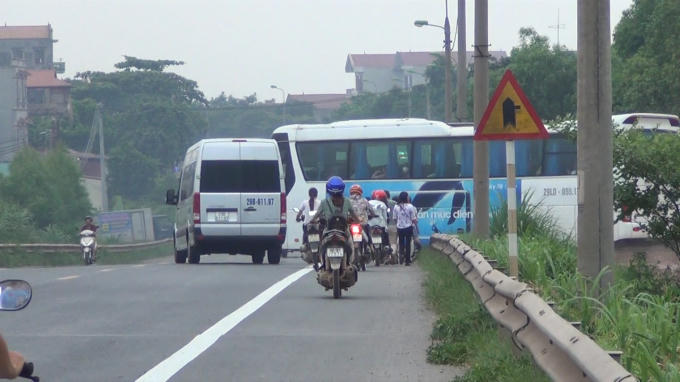 Tình huống chiếc xe ô tô 16 chỗ phải phanh gấp và đánh lái sang làn đường bên trái để tránh chiếc xe chở công nhân Sam Sung.