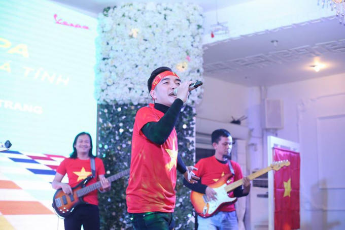 Ngoài ra, buổi ofline còn có chương trình ca múa nhạc, tặng băng rôn cổ động cho khách mời và các cổ động viên đến cổ vũ cho U23 Việt Nam.