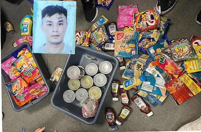 Đối tượng Hoàng Anh và tang vật. Ảnh: Đức Tuấn