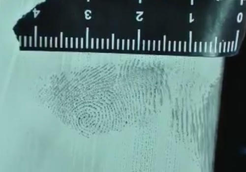 Dấu vân tay ngón cái trên cửa phòng ngủ phụ.