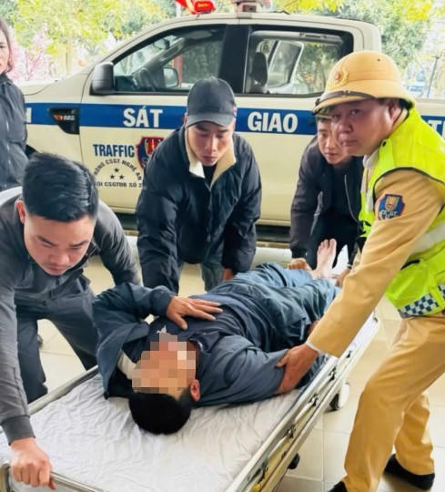 CSGT Nghệ An kịp thời đưa người đàn ông đột quỵ đến viện.