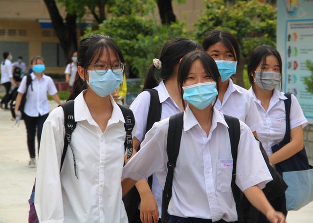 Thí sinh phấn khởi khi hoàn thành môn thi cuối Ngoại ngữ.