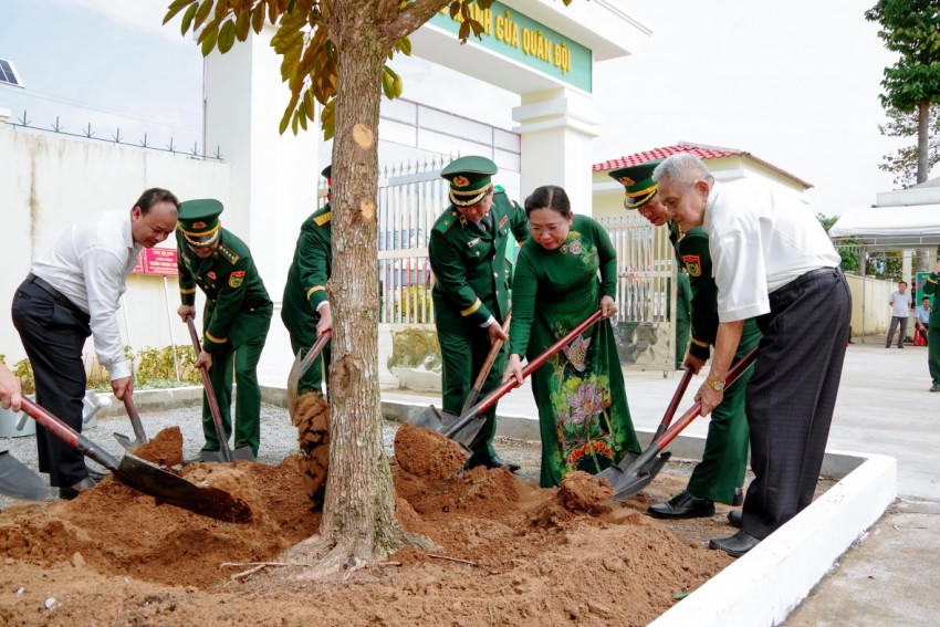 Các đại biểu trồng cây lưu niệm tại khuôn viên tượng đài