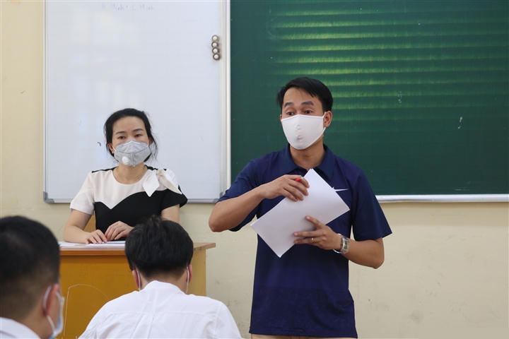 Cán bộ hướng dẫn thí sinh làm thủ tục thi tốt nghiệp THPT.