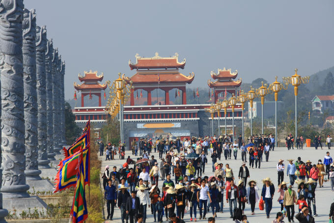 Đông đảo du khách chiêm bái Quốc mẫu Tây Thiên