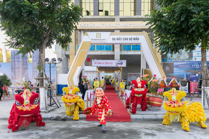 Tòa tháp đôi là công trình sử dụng công nghệ kính cường lực dát vàng đầu tiên tại Việt Nam.