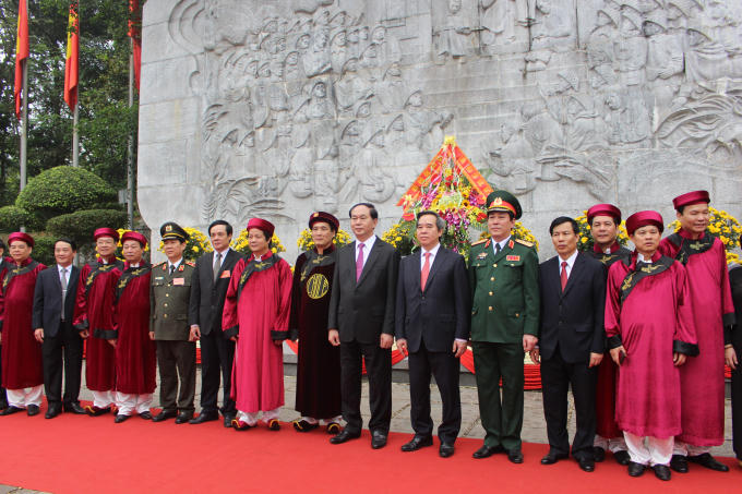 Sau khi l&agrave;m lễ, c&aacute;c vị l&atilde;nh đạo nh&agrave; nước c&ugrave;ng đo&agrave;n đai biểu chụp ảnh lưu niệm tại Bức ph&ugrave; đi&ecirc;u c&oacute; h&igrave;nh ảnh B&aacute;c Hồ n&oacute;i chuyện với c&aacute;c chiến sĩ.