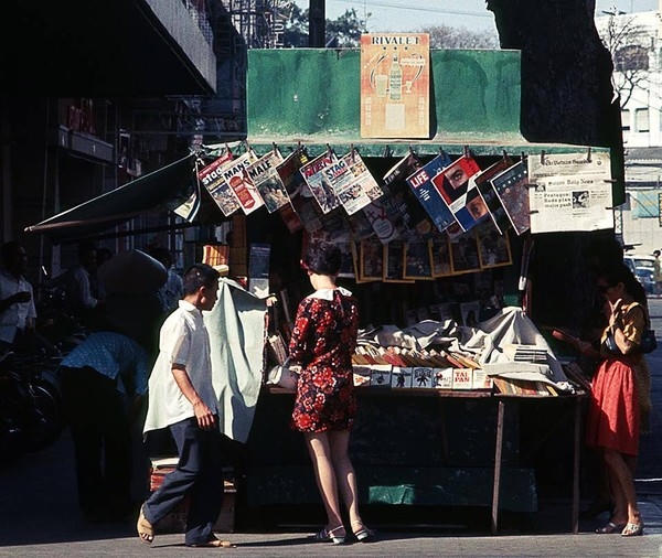 Hai cô gái bên quầy bán báo trên đường Tự Do và Nguyễn Văn Thịnh.
