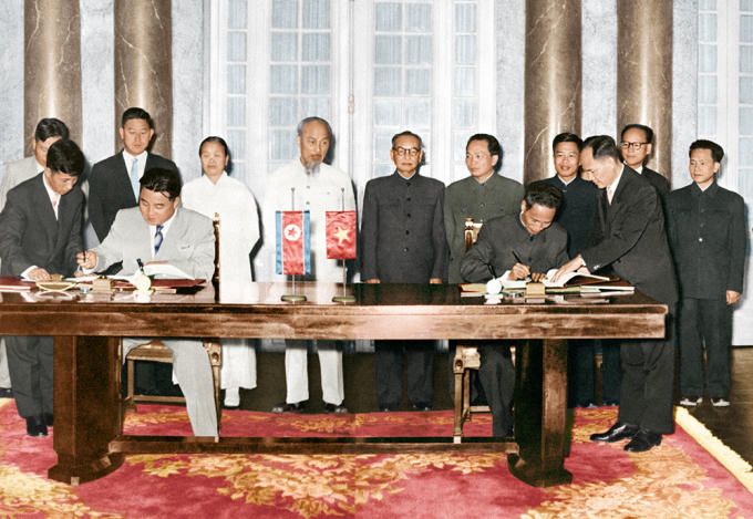 1Thủ tướng Kim Nhật Thành và Thủ tướng Phạm Văn Đồng ký kết Bản tuyên bố chung giữa Triều Tiên và Việt Nam, tháng 12/1958.