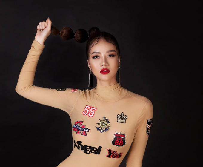 Kiều Ngân tự tin phô diễn thân hình đồng hồ cát với áo tắm một mảnh