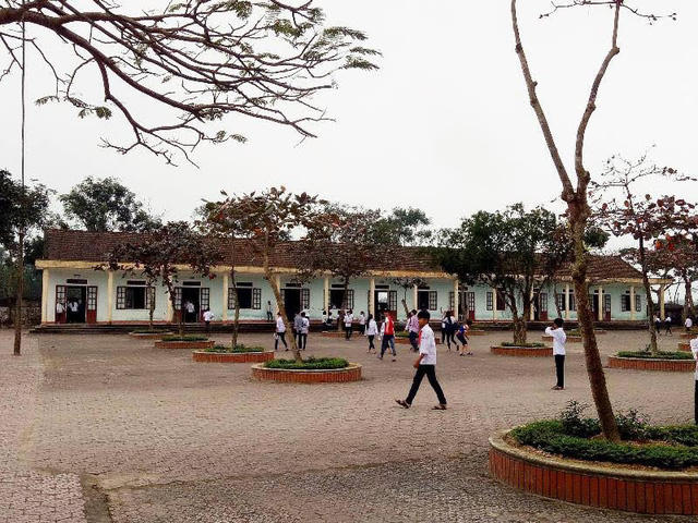 Suốt một thời gian dài Trường THCS Long Sơn là niềm tự hào của ngành giáo dục huyện Thạch Hà, Hà Tĩnh.
