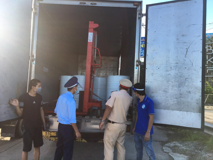 Lực lượng chức năng khám phương tiện vận tải. Ảnh Cục QLTT Tiền Giang