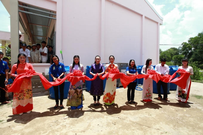 Lễ cắt băng khánh thành trạm lọc nước do nhãn hàng Trà thảo mộc DrThanh tài trợ.