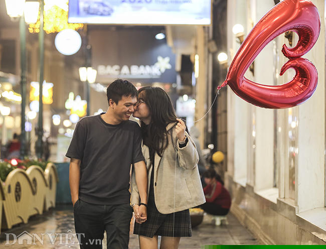 nhung phut giay ngot ngao cua gioi tre ha noi trong dem valentine hinh anh 2