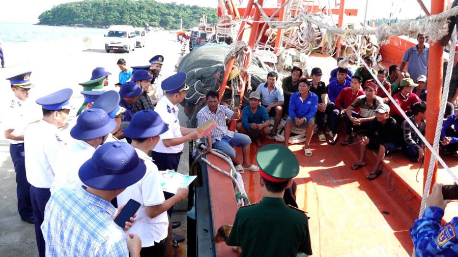 Đoàn công tác tuyên truyền, phổ biến pháp luật cho bà con ngư dân