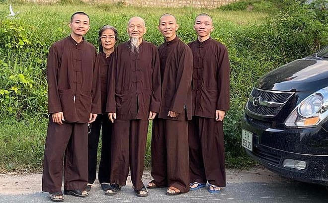 Ông Lê Tùng Vân (giữa) cùng một số người liên quan trong vụ án.