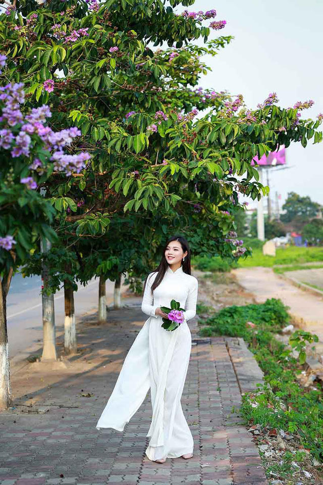 Song Ngân quan niệm rằng cuộc sống vốn dĩ luôn biến động và thay đổi không ngừng nên bản thân cô nhìn mọi điều bằng ánh mắt tích cực để mọi thứ trở nên “dễ thở” hơn. Bởi thế dù đứng trước khó khăn cô gái này luôn giữ cho mình tinh thần lạc quan và nụ cười yêu đời để vượt qua tất cả, hoàn thiện bản thân.