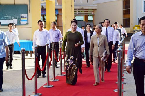 Chủ tịch Quốc hội Nguyễn Thị Kim Ngân (bên trái) dự lễ khai giảng tại trường THCS Lê Ngọc Hân