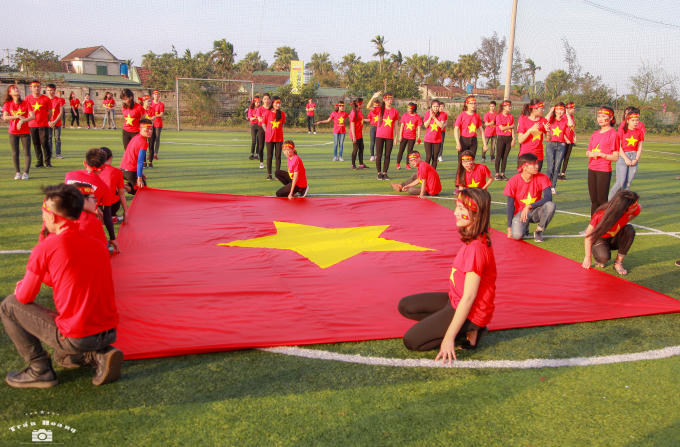 Với tinh thần tự hào dân tộc mạnh hơn bao giờ hết.              Mỗi một người là một lá cờ tổ quốc.                    Mong U23 Việt Nam luôn vững bước.                                                            Các màn biểu diễn sôi động, hứng khởi.                                                            Yêu lắm con người Việt Nam.                    Chiều nay, 27/1 sẽ diễn ra trận đấu cuối cùng của giải.                                        Mọi người đều tự hào được khoác lên mình màu cờ sắc áo.                                        Lung linh sắc màu dân tộc.                    Yêu đời...                    Lạc quan...                    Đồng sức.                    Cả những em sinh viên đến từ đất nước Lào, vẫn nhiệt tình nhiệt huyết với bóng đá Việt Nam.                    Các thầy cô giáo thật sự đang rất vui.                    Thầy Biện Văn Quyền - Bí thư đoàn trường tin chắc Việt Nam sẽ vô địch.                                        Chúc đội tuyển U23 Việt Nam sẽ có chiến thắng đi vào lịch sử, chiến thắng viết nên kỳ tích của những con người Việt Nam.