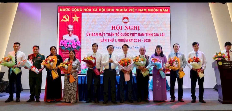 Ông Hồ Quốc Dũng, Bí thư Tỉnh ủy Gia Lai, chúc mừng Ban Thường trực Ủy ban MTTQ Việt Nam tỉnh Gia Lai, nhiệm kỳ 2024 – 2029. Ảnh: Hải Phong.