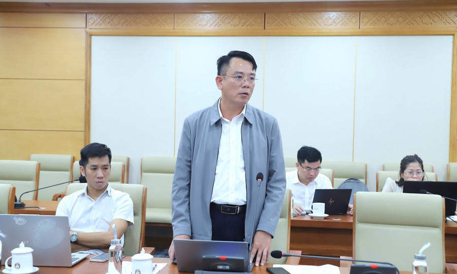 Lãnh đạo xã Hòa An phát biểu tại cuộc họp.