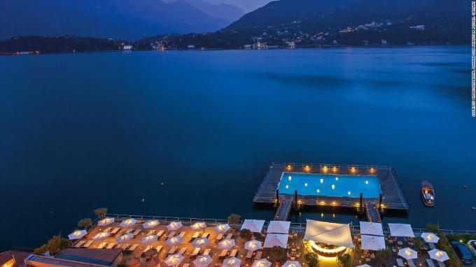 Với vị trí sang trọng và phong cảnh hoàn hảo trên Hồ Como, khách sạn Grand Hotel Tremezzo tại Italy là nơi lý tưởng để tổ chức đám cưới sang trọng và mang phong cách của các ngôi sao nổi tiếng (Ảnh: CNN).