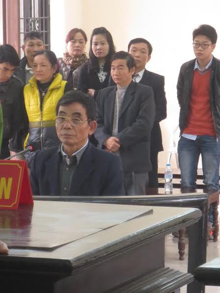 Một cựu chiến binh bị bắt giam tại phiên tòa.
