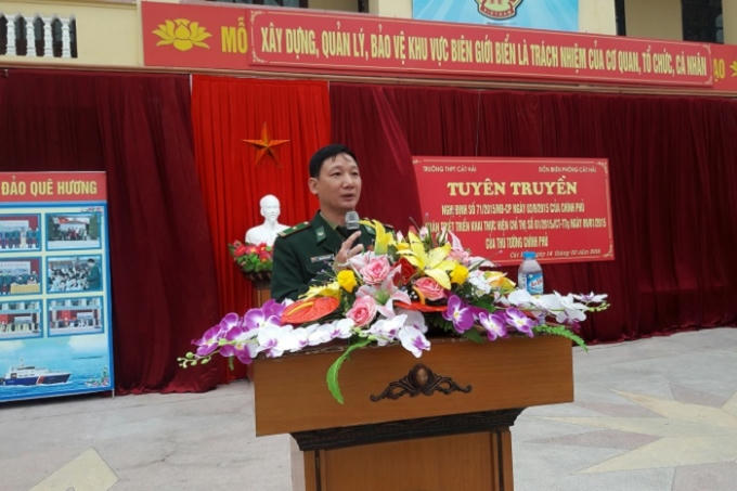 Thiếu tá Nguyễn Duy Bách tuyên truyền về Nghị định 71 và Chỉ thị 01.