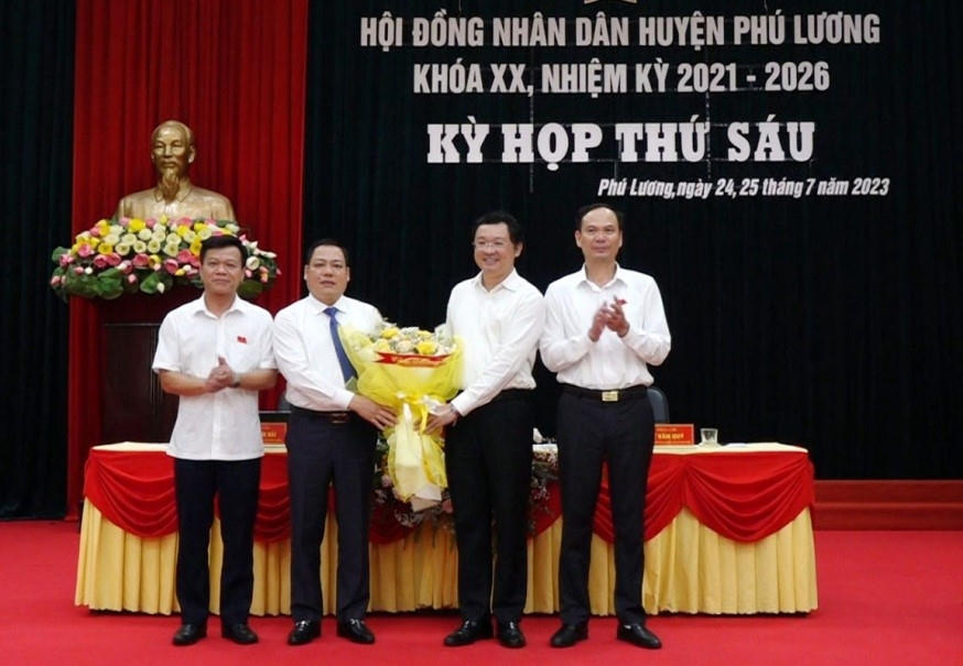 Ông Nguyễn Hoàng Mác (thứ 2 từ trái) được bầu giữ chức Chủ tịch UBND huyện Phú Lương.