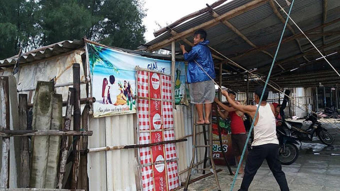 Người dân tỉnh Thừa thiên Huế đang gia có hàng quán ứng phó với "siêu bão"