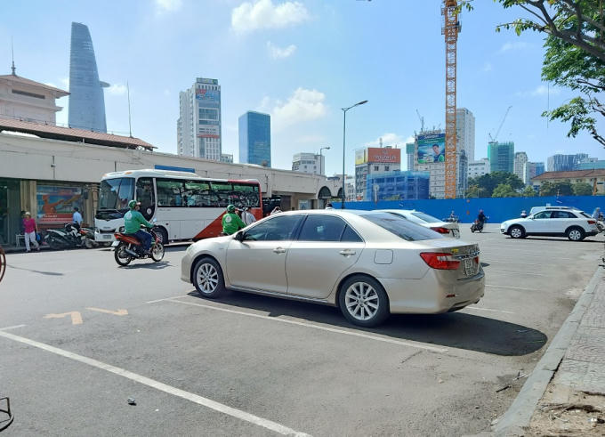 Bãi đậu xe trên đường Phan Chu Trinh, quận 1 khá vắng vẻ.