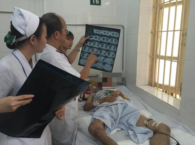 PGS.TS Đỗ Duy Cường, Trưởng khoa Nhiễm Khuẩn, Bệnh viện Bạch Ma thăm khám bệnh nhân. Ảnh: BVCC