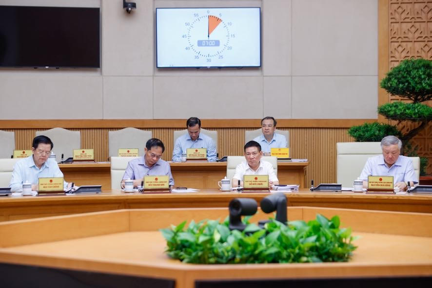 Thủ tướng: Quyết tâm cơ bản hoàn thành tháo gỡ 'điểm nghẽn' thể chế ngay trong năm 2025- Ảnh 3.