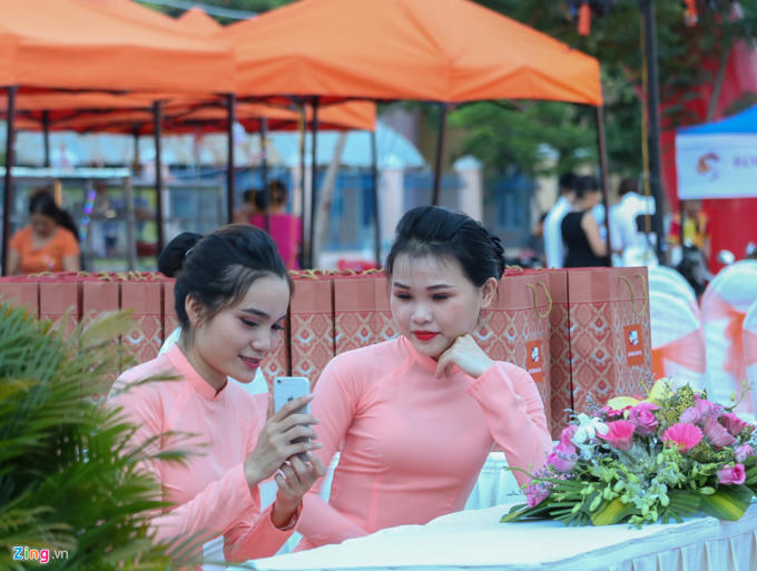 Trong khu phố chợ đêm liên tục có các nhân viên túc trực để ghi nhận những ý kiến đóng góp ý kiến của người dân và du khách. Theo Giám đốc Sở Du lịch, sau thời gian thí điểm khu phố này, địa phương sẽ nghiên cứu mở rộng thêm nhiều địa điểm vui chơi về đêm để phục vụ du khách đến Đà Nẵng.