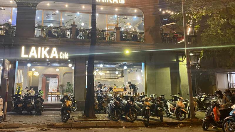 Quán cà phê trên đường Trung Hòa cũng đông khách sau 21h