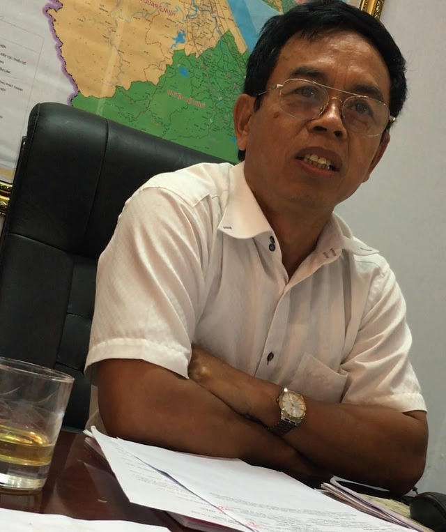 Ông Phan Trung Thành - Phó trưởng ban Quản lý khu kinh tế Tỉnh Quảng Bình trao đổi với PV