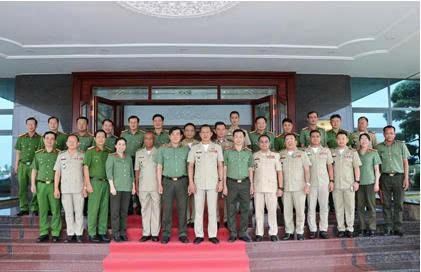 Đại biểu Công an 2 tỉnh chụp hình lưu niệm