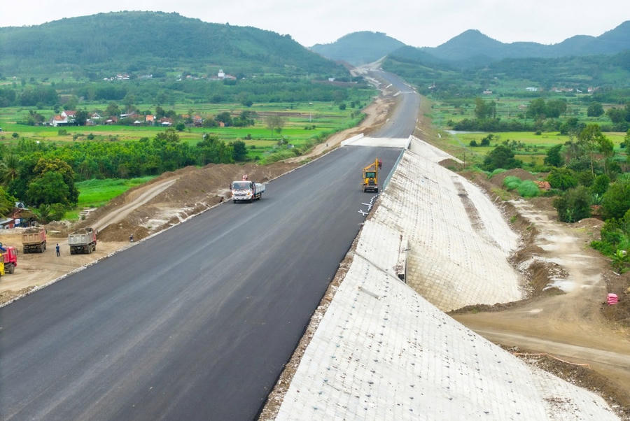 Công tác thi công dự án Chí Thạnh - Vân Phong đang được các nhà thầu tăng tốc nhằm đưa dự án về đích đúng tiến độ.
