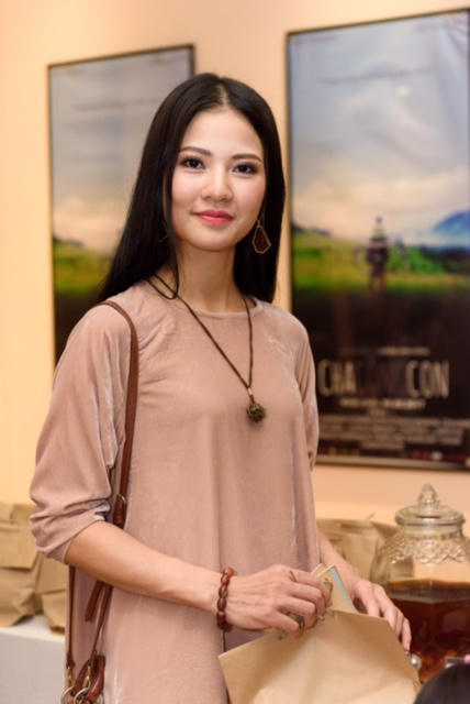 Trần Thị Quỳnh và con gái mặc đồ ton sur ton hết sức dễ thương, Cherry tuy khá lâu mới xuất hiện ở sự kiện nhưng cô bé không e ngại ống kính mà còn rất tự nhiên, và dễ thương.