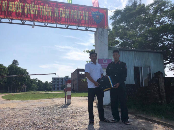 Anh Công và chiến sĩ Vũ người đã nhặt được toàn bộ số tài sản trên và trao trả lại.