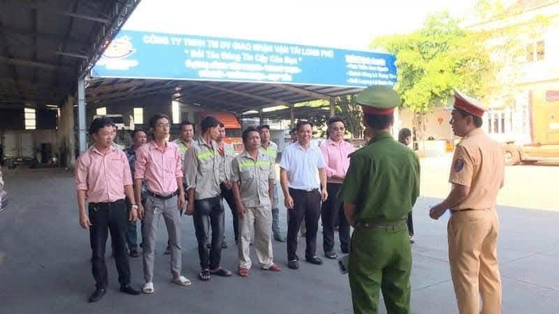Cán bộ Công an thị xã Phú Mỹ tuyên truyền tới các doanh nghiệp vận tải và tài xế.