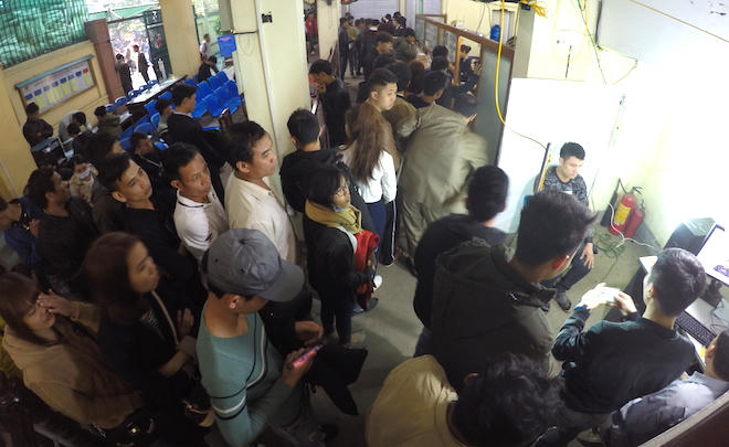 Rất đông người dân đến làm các thủ tục cấp, đổi giấy thông hành hộ chiếu trong những ngày làm việc đầu tiên tại Phòng quản lý xuất nhập cảnh Nghệ An.