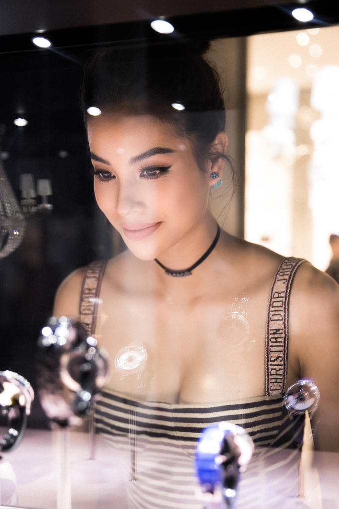 Đây cũng là lần “tái xuất” của nàng Hậu sau thời gian về quê thăm và dành thời gian cho gia đình. Vốn là người sống tình cảm, Phạm Hương nhiều lần khẳng định gia đình chính là điểm tựa và hậu phương của cô.