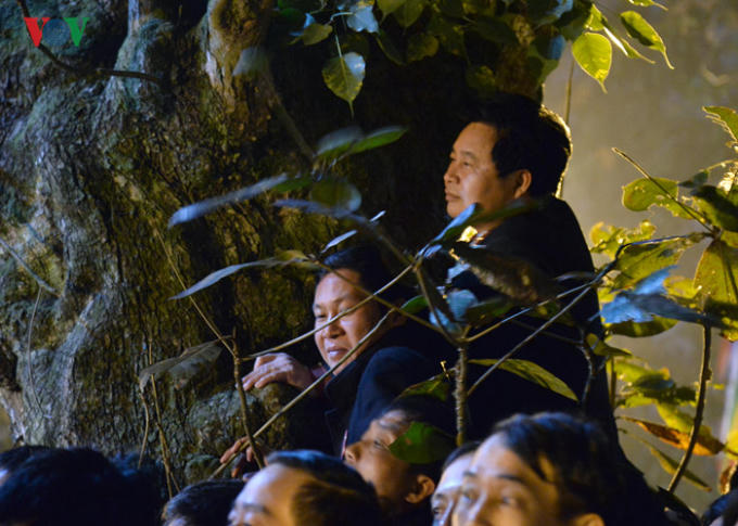 Nhiều người còn trèo lên cả cây để cố theo dõi nghi lễ rước kiệu, dâng hương.