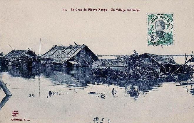 Một ngôi làng ngập trong nước lũ sông Hồng khoảng năm 1900