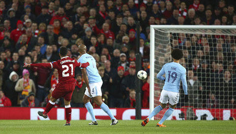 Oxlade-Chamberlain ghi siêu phẩm sút xa. Ảnh Reuters