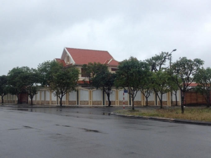 Ngôi biệt thự mà ông Lê Phước Hoài Bảo sinh sống tại khu phố mới Tân Thạnh, TP Tam Kỳ bị hai đối tượng Tấn và Tùng đột nhập bắt trộm chim chào mào.