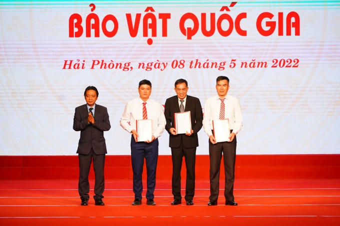 Thứ trưởng Bộ Văn hóa Thể thao và Du lịch Hoàng Đạo Cương trao Quyết định cho đại diện các tập thể và cá nhân sở hữu bảo vật quốc gia.