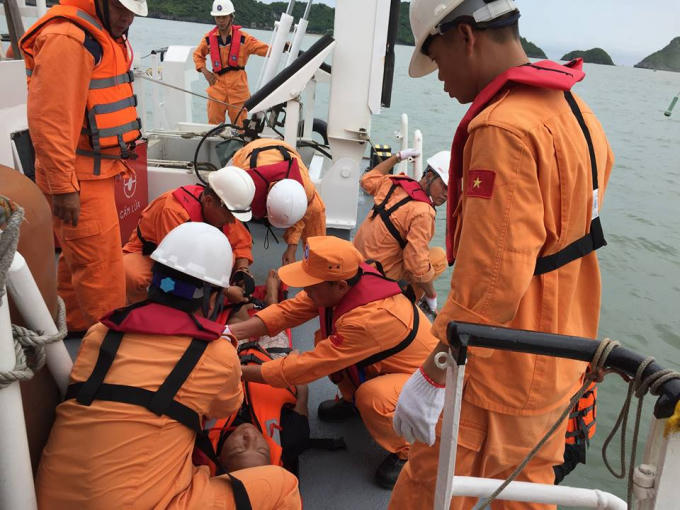 Công tác cứu hộ được thực hiện ngay trên boong. Quá trình cứu hộ nạn nhân đưa lên boong tàu đã hoàn tất. Những con tàu mang ký hiệu SAR luôn hoàn thành nhiệm vụ và cũng là chỗ dựa tin cậy cho đồng bào trên biển khơi.