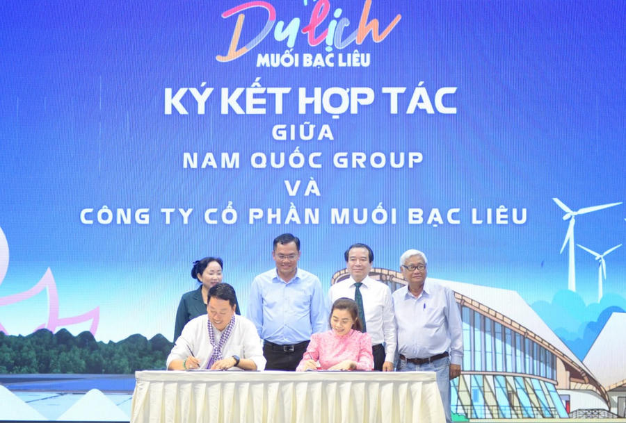 Lễ ký kết hợp tác giữa Nam Quốc Group và Công ty Cổ phần Muối Bạc Liêu (bên phải).